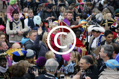 Schevenigen 17 november 2012
Prinses Maxima met Amalia Ariane en Alexia bij binnenkomst Sinterklaas in scheveningen.
Peter Smulders bv
