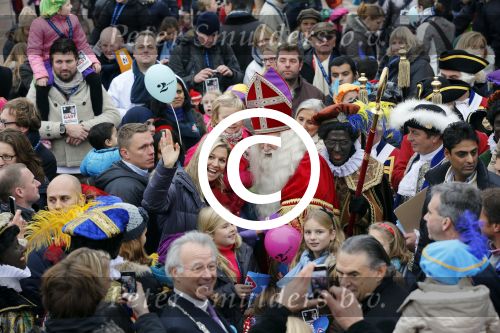 Schevenigen 17 november 2012
Prinses Maxima met Amalia Ariane en Alexia bij binnenkomst Sinterklaas in scheveningen.
Peter Smulders bv