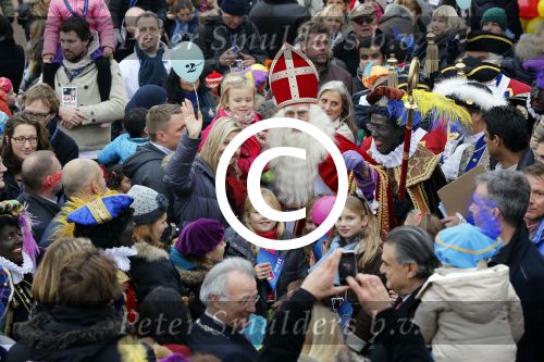 Schevenigen 17 november 2012
Prinses Maxima met Amalia Ariane en Alexia bij binnenkomst Sinterklaas in scheveningen.
Peter Smulders bv