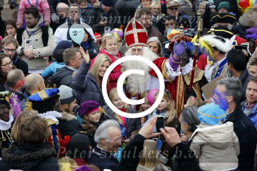 Schevenigen 17 november 2012
Prinses Maxima met Amalia Ariane en Alexia bij binnenkomst Sinterklaas in scheveningen.
Peter Smulders bv