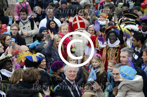 Schevenigen 17 november 2012
Prinses Maxima met Amalia Ariane en Alexia bij binnenkomst Sinterklaas in scheveningen.
Peter Smulders bv