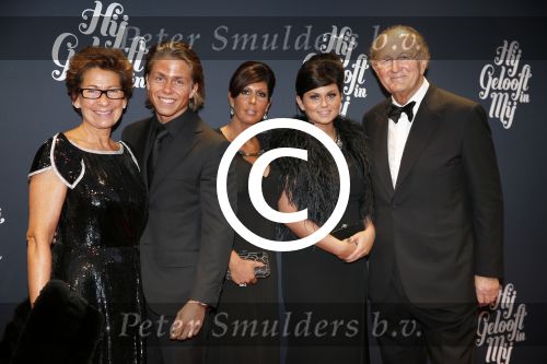Amsterdam 11 november 2012
Premiere Zij gelooft in mij in het nieuwe de la mar. Roxeanne Andre en Rachel Hazes met Joop en Janine v d Ende
Peter Smulders bv