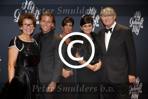 Amsterdam 11 november 2012
Premiere Zij gelooft in mij in het nieuwe de la mar. Roxeanne Andre en Rachel Hazes met Joop en Janine v d Ende
Peter Smulders bv