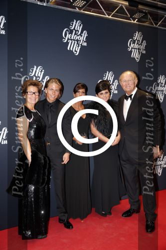 Amsterdam 11 november 2012
Premiere Zij gelooft in mij in het nieuwe de la mar. Roxeanne Andre en Rachel Hazes met Joop en Janine v d Ende
Peter Smulders bv