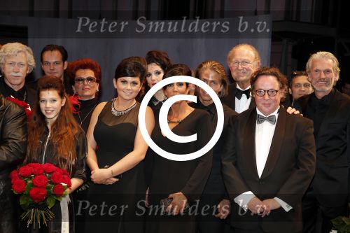 Amsterdam 11 november 2012
Premiere Zij gelooft in mij in het nieuwe de la mar. cast met oa Martijn Fischer Chantal janzen Hajo Bruins en Cees Geel. Rachel Dre en Roxeanne Hazes waren natuurlijk aanwezig.alsmede Joop v d Ende
Peter Smulders bv