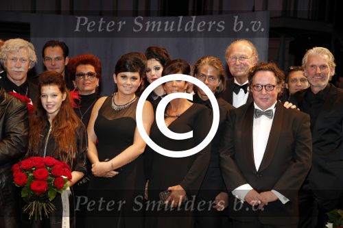 Amsterdam 11 november 2012
Premiere Zij gelooft in mij in het nieuwe de la mar. cast met oa Martijn Fischer Chantal janzen Hajo Bruins en Cees Geel. Rachel Dre en Roxeanne Hazes waren natuurlijk aanwezig.alsmede Joop v d Ende
Peter Smulders bv