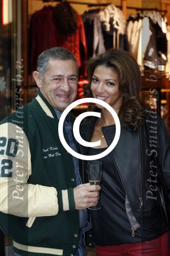 Schiphol 2 november 2012
Opening america Today winkel op schiphol door Roland Kahn en Otto Ambagtsheer. aanwezig ook zijn nieuwe vriendin Carolina Rios
Peter Smulders bv