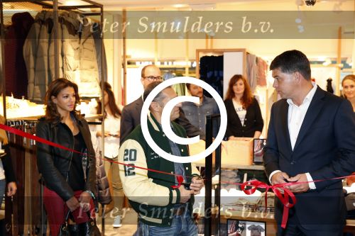 Schiphol 2 november 2012
Opening america Today winkel op schiphol door Roland Kahn en Otto Ambagtsheer. aanwezig ook zijn nieuwe vriendin Carolina Rios
Peter Smulders bv