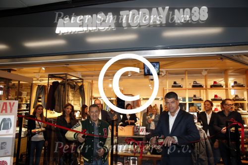 Schiphol 2 november 2012
Opening america Today winkel op schiphol door Roland Kahn en Otto Ambagtsheer. aanwezig ook zijn nieuwe vriendin Carolina Rios
Peter Smulders bv