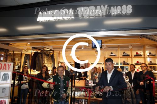 Schiphol 2 november 2012
Opening america Today winkel op schiphol door Roland Kahn en Otto Ambagtsheer. aanwezig ook zijn nieuwe vriendin Carolina Rios
Peter Smulders bv