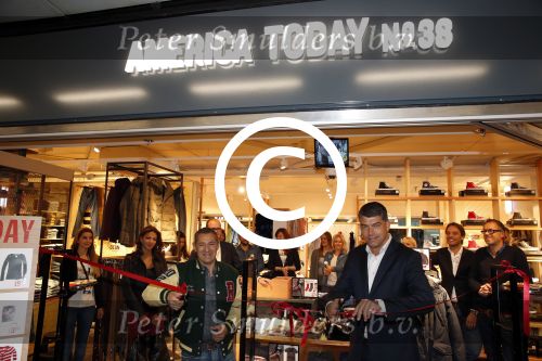 Schiphol 2 november 2012
Opening america Today winkel op schiphol door Roland Kahn en Otto Ambagtsheer. aanwezig ook zijn nieuwe vriendin Carolina Rios
Peter Smulders bv