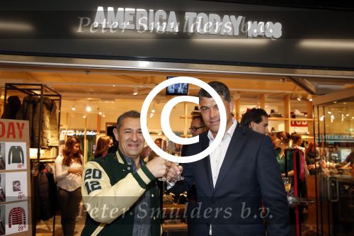 Schiphol 2 november 2012
Opening america Today winkel op schiphol door Roland Kahn en Otto Ambagtsheer. aanwezig ook zijn nieuwe vriendin Carolina Rios
Peter Smulders bv