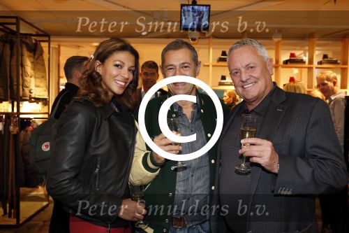 Schiphol 2 november 2012
Opening america Today winkel op schiphol door Roland Kahn en Otto Ambagtsheer. aanwezig ook zijn nieuwe vriendin Carolina Rios. Roland met Rob Heilbronn
Peter Smulders bv