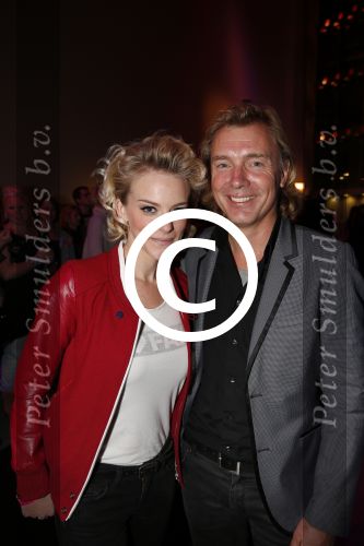 Amsterdam 18 november 2012
100 keer het blad de linda. Vandaar een feestje met div optredens in de HMH Heineken Music Hall. Stacey Rookhuizen met Bart Brom
Peter Smulders bv