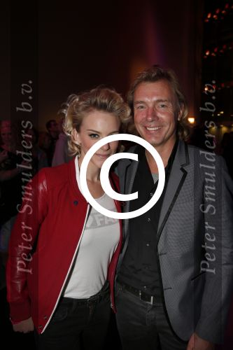Amsterdam 18 november 2012
100 keer het blad de linda. Vandaar een feestje met div optredens in de HMH Heineken Music Hall. Stacey Rookhuizen met Bart Brom
Peter Smulders bv