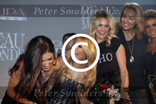Amsterdam 12 november 2012
Uitreiking beau monde awards. Sylvie v d Vaart Yolanthe Sneijder Cabau Nikkie Plessen Frederique v d Wal en Leontien Zijlaard v Moorsel zijn de prijswinnaars.
Peter Smulders bv