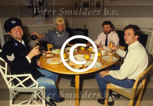 London, 28 Augustus 1986
Vanessa (Connie Breukhoven) aan het ontbijt samen met Frank Wisse en Frits Hirschland
Foto Peter Smulders