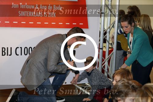 Amsterdam 13 november 2012
Presentatie Douwe Egberts sinterklaasboeken in de bibliotheek
met Carice v Houten Jan Terlouw Herman Finkers en Winston Gerschtanowitz. Winston met zoon Julian
Peter Smulders bv