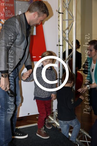 Amsterdam 13 november 2012
Presentatie Douwe Egberts sinterklaasboeken in de bibliotheek
met Carice v Houten Jan Terlouw Herman Finkers en Winston Gerschtanowitz. Winston met zoon Julian
Peter Smulders bv