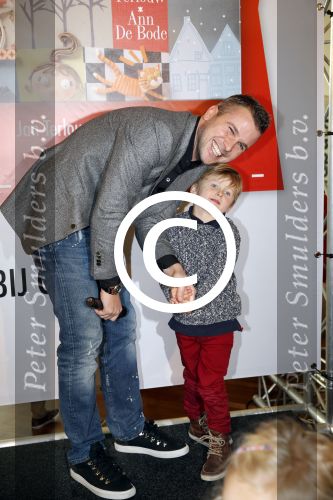Amsterdam 13 november 2012
Presentatie Douwe Egberts sinterklaasboeken in de bibliotheek
met Carice v Houten Jan Terlouw Herman Finkers en Winston Gerschtanowitz. Winston met zoon Julian
Peter Smulders bv