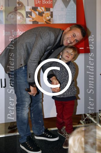 Amsterdam 13 november 2012
Presentatie Douwe Egberts sinterklaasboeken in de bibliotheek
met Carice v Houten Jan Terlouw Herman Finkers en Winston Gerschtanowitz. Winston met zoon Julian
Peter Smulders bv