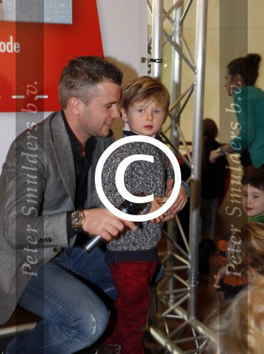 Amsterdam 13 november 2012
Presentatie Douwe Egberts sinterklaasboeken in de bibliotheek
met Carice v Houten Jan Terlouw Herman Finkers en Winston Gerschtanowitz. Winston met zoon Julian
Peter Smulders bv