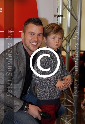 Amsterdam 13 november 2012
Presentatie Douwe Egberts sinterklaasboeken in de bibliotheek
met Carice v Houten Jan Terlouw Herman Finkers en Winston Gerschtanowitz. Winston met zoon Julian
Peter Smulders bv