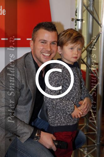 Amsterdam 13 november 2012
Presentatie Douwe Egberts sinterklaasboeken in de bibliotheek
met Carice v Houten Jan Terlouw Herman Finkers en Winston Gerschtanowitz. Winston met zoon Julian
Peter Smulders bv