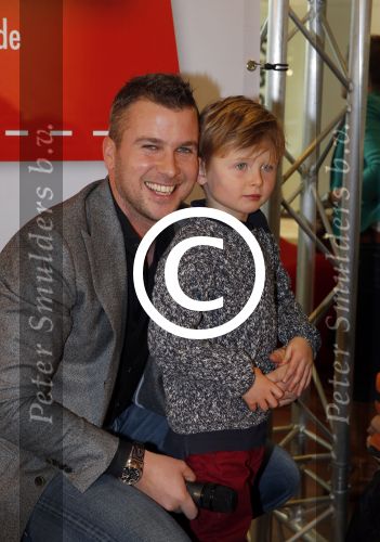 Amsterdam 13 november 2012
Presentatie Douwe Egberts sinterklaasboeken in de bibliotheek
met Carice v Houten Jan Terlouw Herman Finkers en Winston Gerschtanowitz. Winston met zoon Julian
Peter Smulders bv