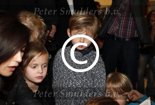 Amsterdam 13 november 2012
Presentatie Douwe Egberts sinterklaasboeken in de bibliotheek
met Carice v Houten Jan Terlouw Herman Finkers en Winston Gerschtanowitz. Winston met zoon Julian
Peter Smulders bv
