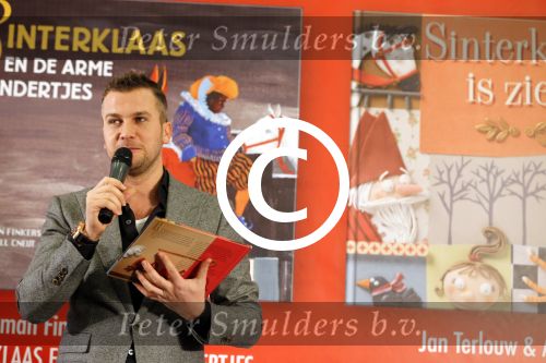 Amsterdam 13 november 2012
Presentatie Douwe Egberts sinterklaasboeken in de bibliotheek
met Carice v Houten Jan Terlouw Herman Finkers en Winston Gerschtanowitz.
Peter Smulders bv