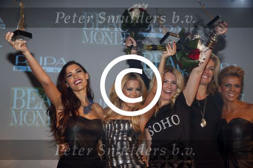 Amsterdam 12 november 2012
Uitreiking beau monde awards. Sylvie v d Vaart Yolanthe Sneijder Cabau Nikkie Plessen Frederique v d Wal en Leontien Zijlaard v Moorsel zijn de prijswinnaars.
Peter Smulders bv