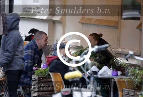 Amsterdam 5 november 2012
Zangeres Anouk met (een) vriend op terras in Amsterdam.
Peter Smulders bv