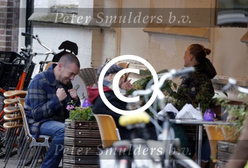 Amsterdam 5 november 2012
Zangeres Anouk met (een) vriend op terras in Amsterdam.
Peter Smulders bv