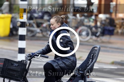 Amsterdam 5 november 2012
Zangeres Anouk met (een) vriend op terras in Amsterdam.
Peter Smulders bv