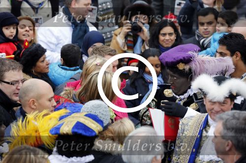 Schevenigen 17 november 2012
Prinses Maxima met Amalia Ariane en Alexia bij binnenkomst Sinterklaas in scheveningen.
Peter Smulders bv