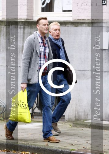 Amsterdam 25 oktober 2013
Andre v Duin met zijn partner Martin op straat in amsterdam zuid.