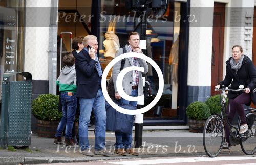 Amsterdam 25 oktober 2013
Andre v Duin met zijn partner Martin op straat in amsterdam zuid.