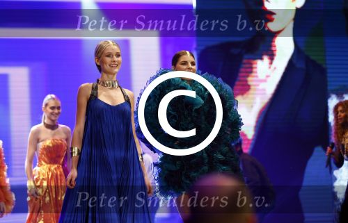 Hilversum 21 oktober 2013
Anouk Smulders presenteert de finale van Hollands next top model HNTM in studio 21 . de finalisten zijn Bo Anke Nikki en Delorian. Nikki wordt uiteindelijk HNTM.