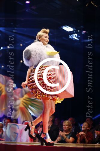 Hilversum 21 oktober 2013
Anouk Smulders presenteert de finale van Hollands next top model HNTM in studio 21 . de finalisten zijn Bo Anke Nikki en Delorian. Nikki wordt uiteindelijk HNTM.
