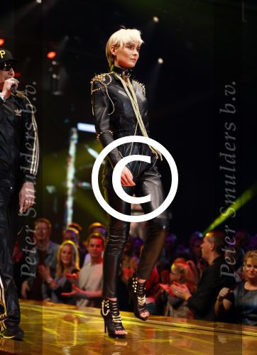 Hilversum 21 oktober 2013
Anouk Smulders presenteert de finale van Hollands next top model HNTM in studio 21 . de finalisten zijn Bo Anke Nikki en Delorian. Nikki wordt uiteindelijk HNTM.