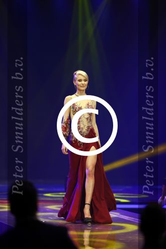 Hilversum 21 oktober 2013
Anouk Smulders presenteert de finale van Hollands next top model HNTM in studio 21 . de finalisten zijn Bo Anke Nikki en Delorian. Nikki wordt uiteindelijk HNTM.