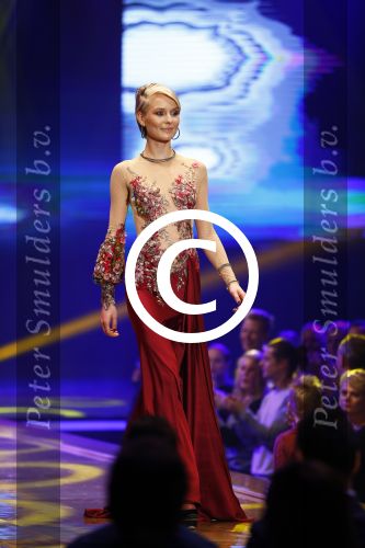 Hilversum 21 oktober 2013
Anouk Smulders presenteert de finale van Hollands next top model HNTM in studio 21 . de finalisten zijn Bo Anke Nikki en Delorian. Nikki wordt uiteindelijk HNTM.