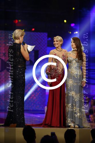 Hilversum 21 oktober 2013
Anouk Smulders presenteert de finale van Hollands next top model HNTM in studio 21 . de finalisten zijn Bo Anke Nikki en Delorian. Nikki wordt uiteindelijk HNTM.