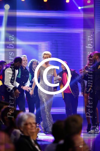 Hilversum 21 oktober 2013
Anouk Smulders presenteert de finale van Hollands next top model HNTM in studio 21 . de finalisten zijn Bo Anke Nikki en Delorian. Nikki wordt uiteindelijk HNTM.