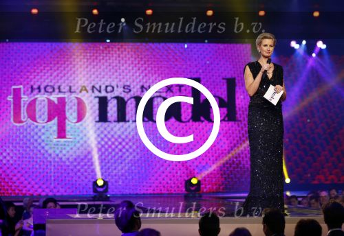 Hilversum 21 oktober 2013
Anouk Smulders presenteert de finale van Hollands next top model HNTM in studio 21 . de finalisten zijn Bo Anke Nikki en Delorian. Nikki wordt uiteindelijk HNTM.
