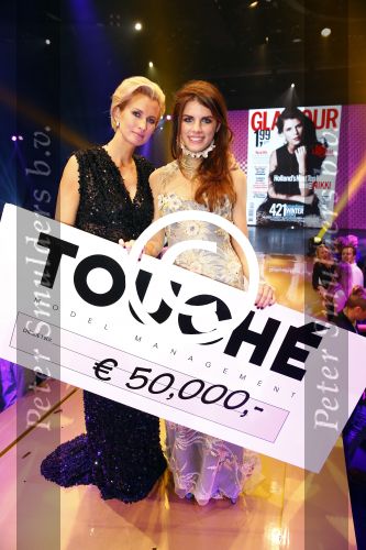 Hilversum 21 oktober 2013
Anouk Smulders presenteert de finale van Hollands next top model HNTM in studio 21 . de finalisten zijn Bo Anke Nikki en Delorian. Nikki wordt uiteindelijk HNTM.