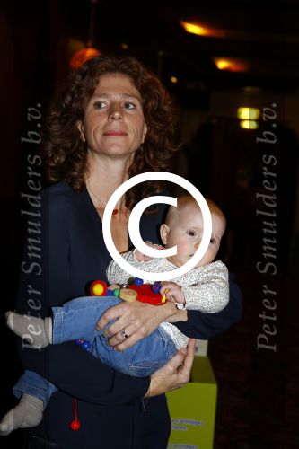 Amsterdam 30 oktober 2013
John v d Heuvel barbara Barend met dochter en kunstenaar Wim Heesakkers starten aktie voor het sterrenfonds in Tuschinski.