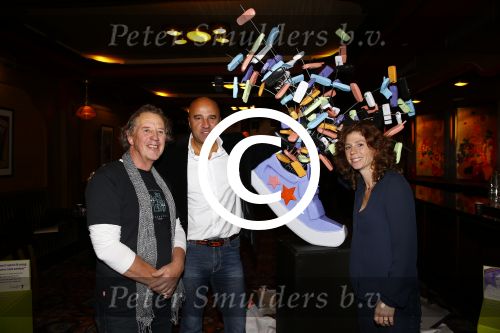 Amsterdam 30 oktober 2013
John v d Heuvel barbara Barend met dochter en kunstenaar Wim Heesakkers starten aktie voor het sterrenfonds in Tuschinski.