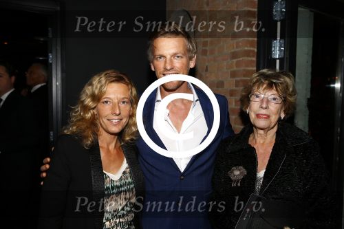 Amsterdam 1 november 2013
Uitreiking van de jfk s greatest man award in de harbour club.
barry Atsma met ...